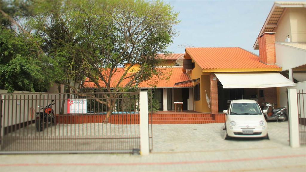 Linda Casa Com Piscina Em Bombinhas, Espaco Inteiro Luaran gambar